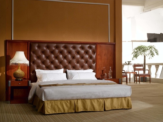 ओक सॉलिड वुड लेग्स के साथ व्हाइट प्लेटफार्म होटल बेडरूम फर्नीचर सेट